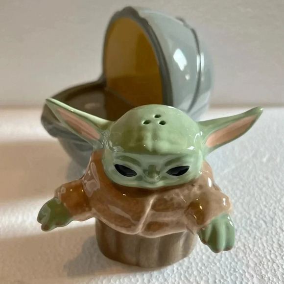 NEW STAR WARS The Mandalorian THE CHILD 3DSculpted Salt & Pepper Shaker Set - Picture 6 of 8
